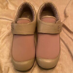 NWOT Drew Barefoot Freedom Women’s Antwerp Casual Stretch Shoes 7.5 Wide